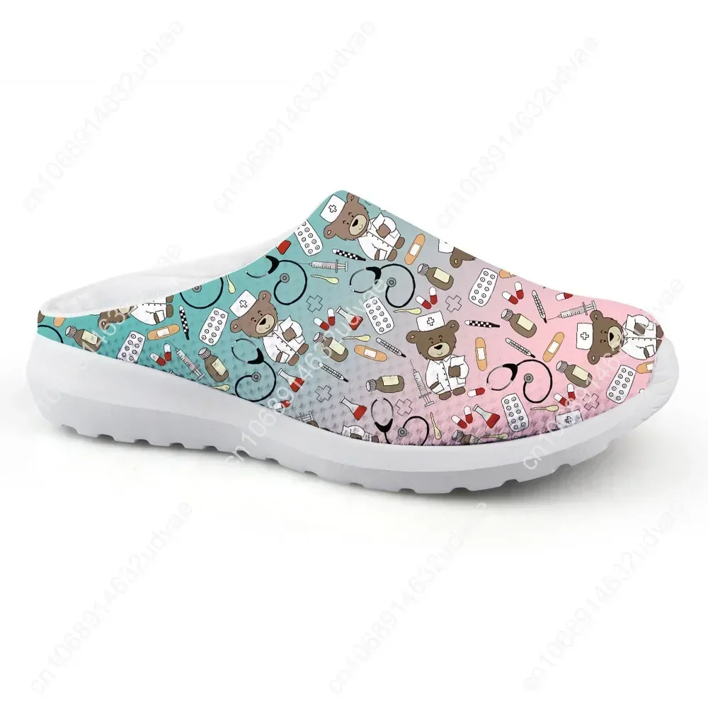 

Cute Gradient Cartoon Slipper Fashion Nurse Shoes Nurses Bear Print Mesh Breath Beach Sandals Ladies High Quality Half Slippers