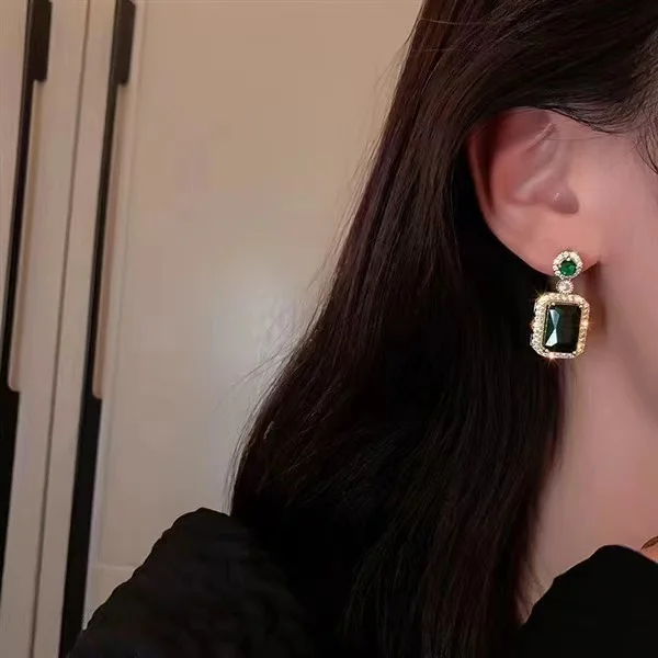 2023 New Fashion Trend Unique Design Elegant Delicate Light Luxury Emerald Earrings High Jewelry Wedding Party Gifts for Women