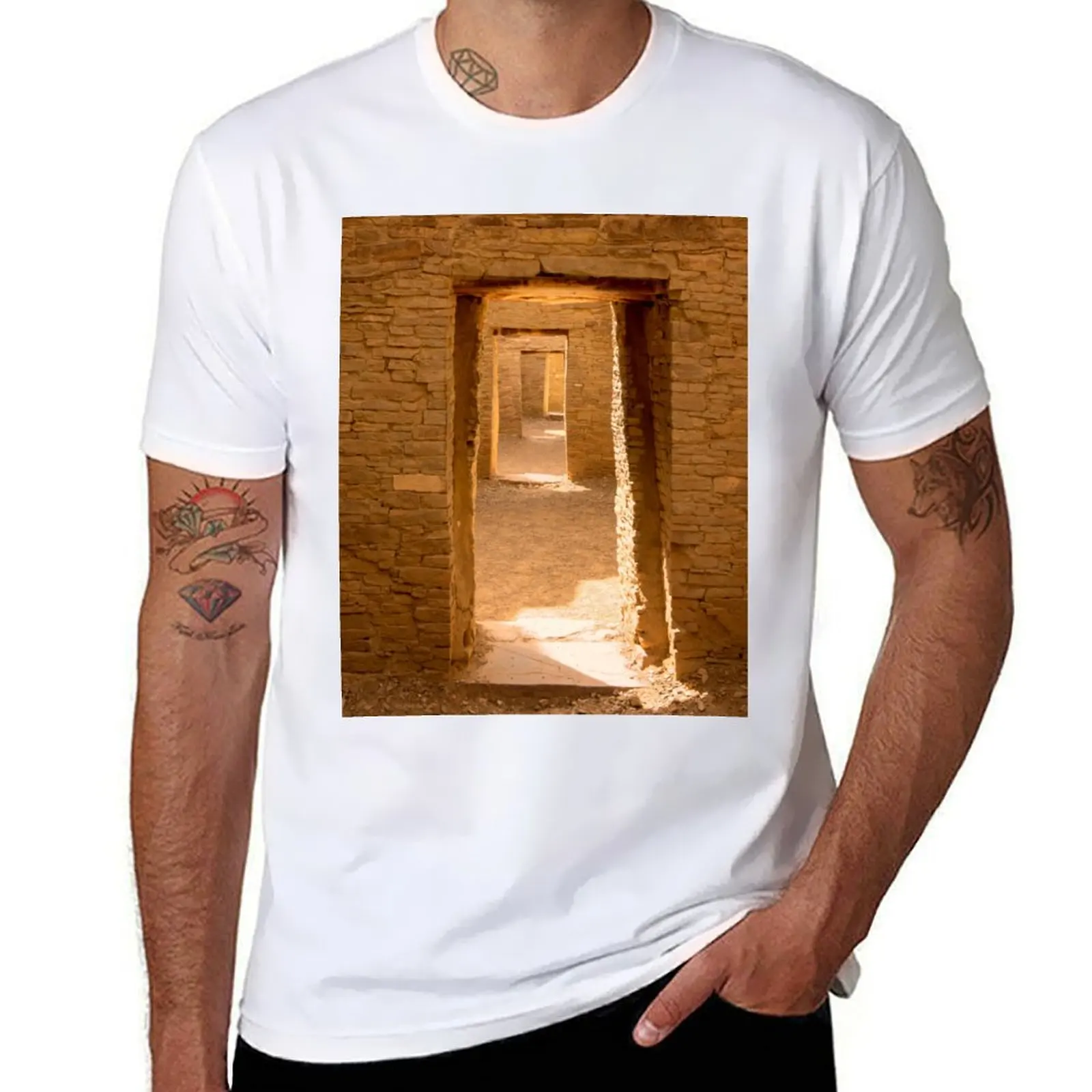 Chaco Furos Antigos e uma fileira de portas em Pueblo del Arroyo Camiseta masculina camisetas para homens camiseta casual homem camiseta lisa