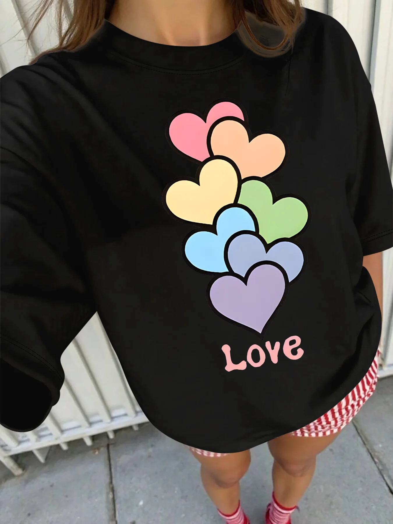 تي شيرت نسائي كاجوال رياضي بأكمام قصيرة مقاس كبير مع طباعة قلب ملون ونص الحب، رقبة دائرية، مقاس عادي