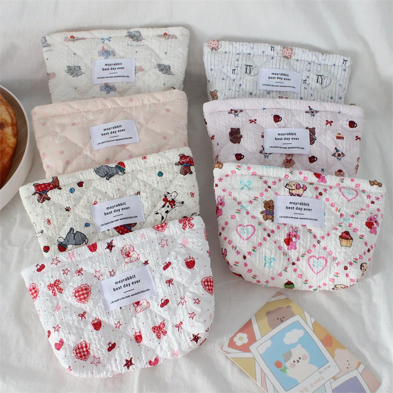 

Маленькая свежая стеганая косметичка с тиснением, милый мультяшный дизайн, большая вместимость, дорожная сумка для хранения, женский клатч