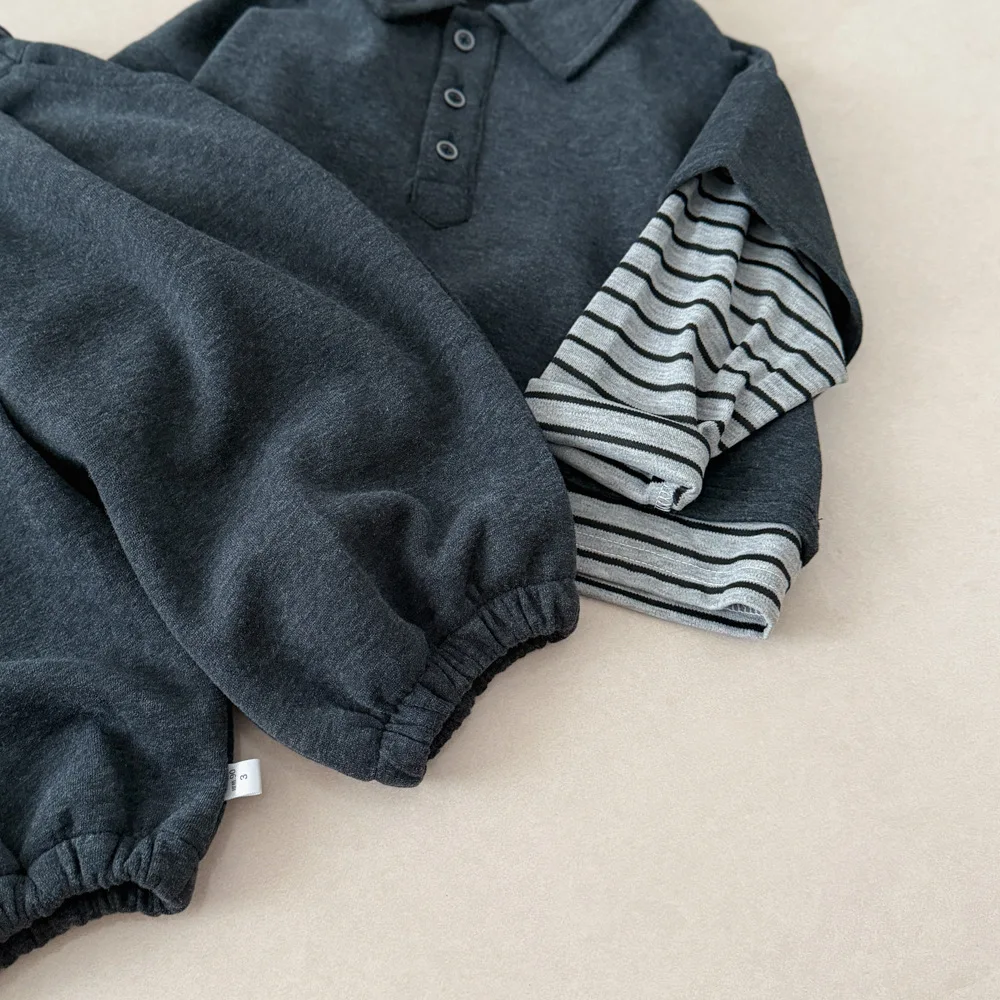 Herbstliche Kinder-Kleidungssets mit Polo-Shirt-Optik, gestreifte Patchwork-Sweatshirts und Hosen, 2-teiliger Freizeitanzug für Jungen und Mädchen – Detail 9