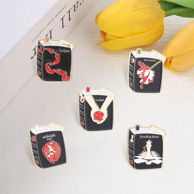 Vintage Brooches Cartoon Checkerboard Pomegranate Flower Book Metal Badges Small Accessories Wholesale Lapel Pins for Caps Pin