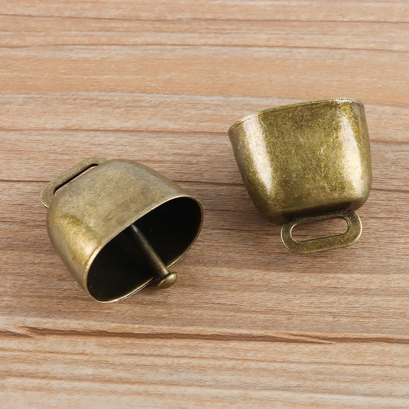 

(2pieces/bag)3.44x3.5CM Christmas Opening Retro Horn Decorative Pendant Christmas Tree Matching Design