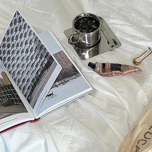 Çift katmanlı ısıya dayanıklı sette bir fincan kahve, paslanmaz çelik tabakta ve kaşıkta o sıcak fincan kahve 8 en çok satılan, fincan paslanmaz çelik-no. 7