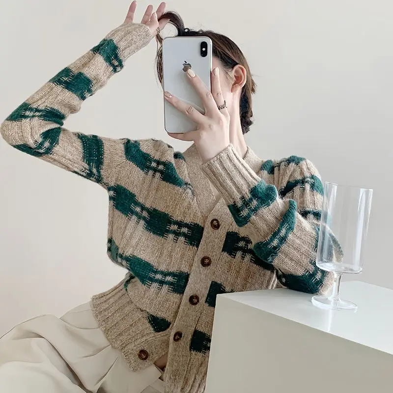 2025 가을 신상 레트로 브이넥 스트라이프 컬러 블록 니트 스웨터 코트 여성용 숏 디자인 탑