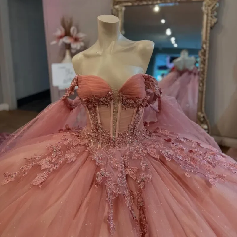 فستان Quinceanera وردي سباركلي ثلاثي الأبعاد مزين بالخرز على شكل فراشة مع كيب تول حفلة عيد ميلاد مشد فيستدو دي 15 أنوس مخصص