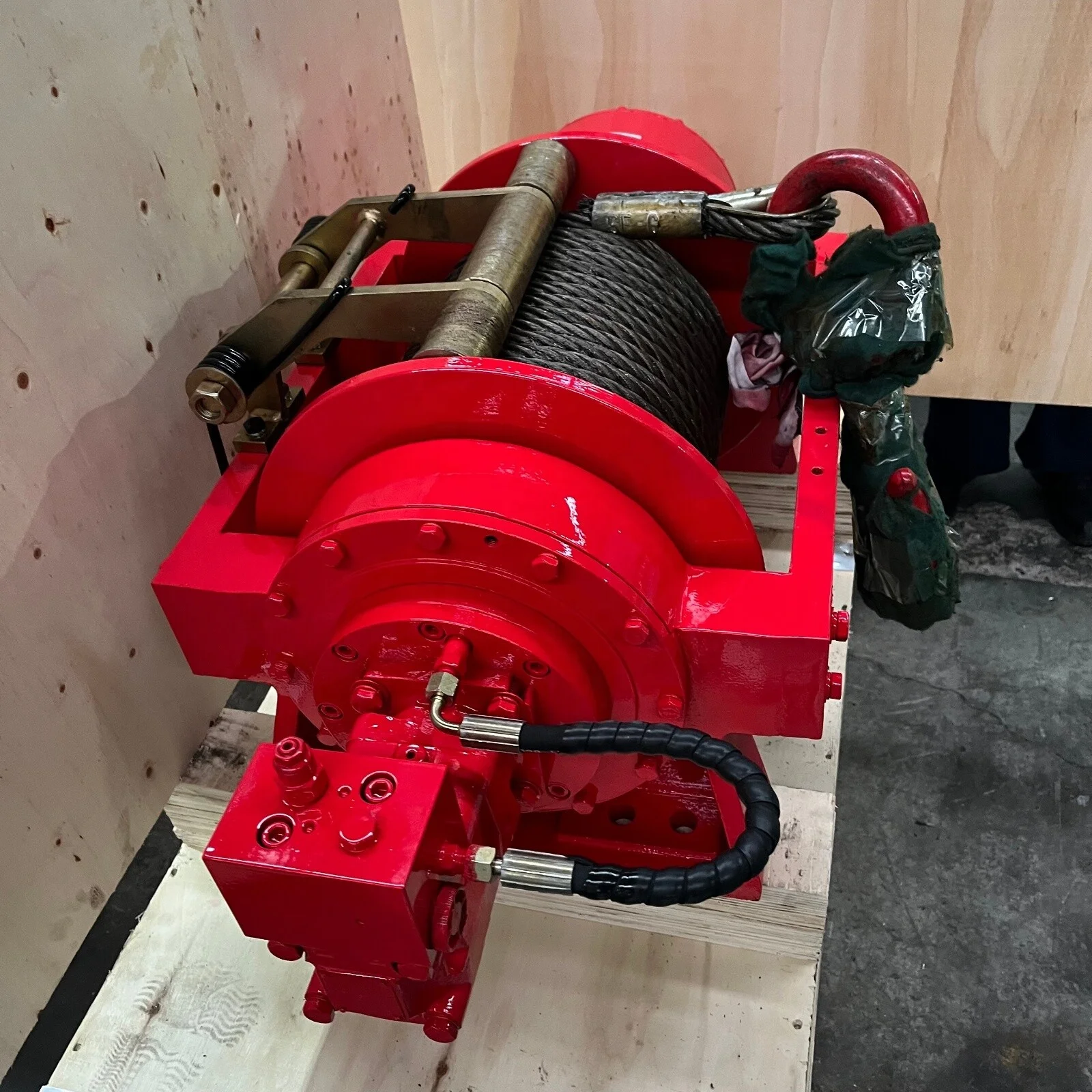 Small 6/8/10/15/20 Ton Hydraulic Winch Air Clutch Remote Steel Wire 45m Lifting Height for Tractor Rescue Wrecker Towing Cranes