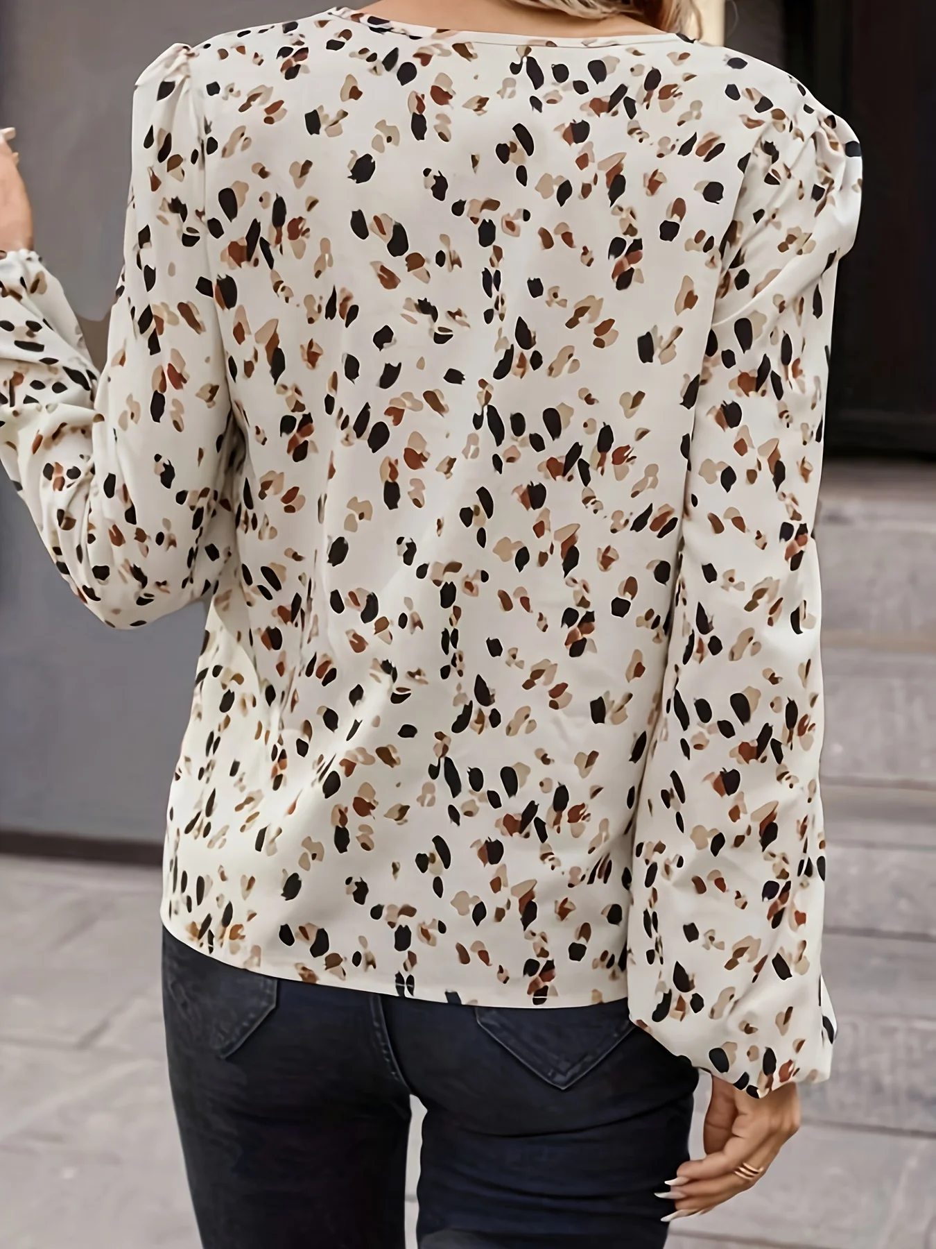 A women's full-body printed V-neck top, retro fashion style puff sleeve draped chiffon shirt