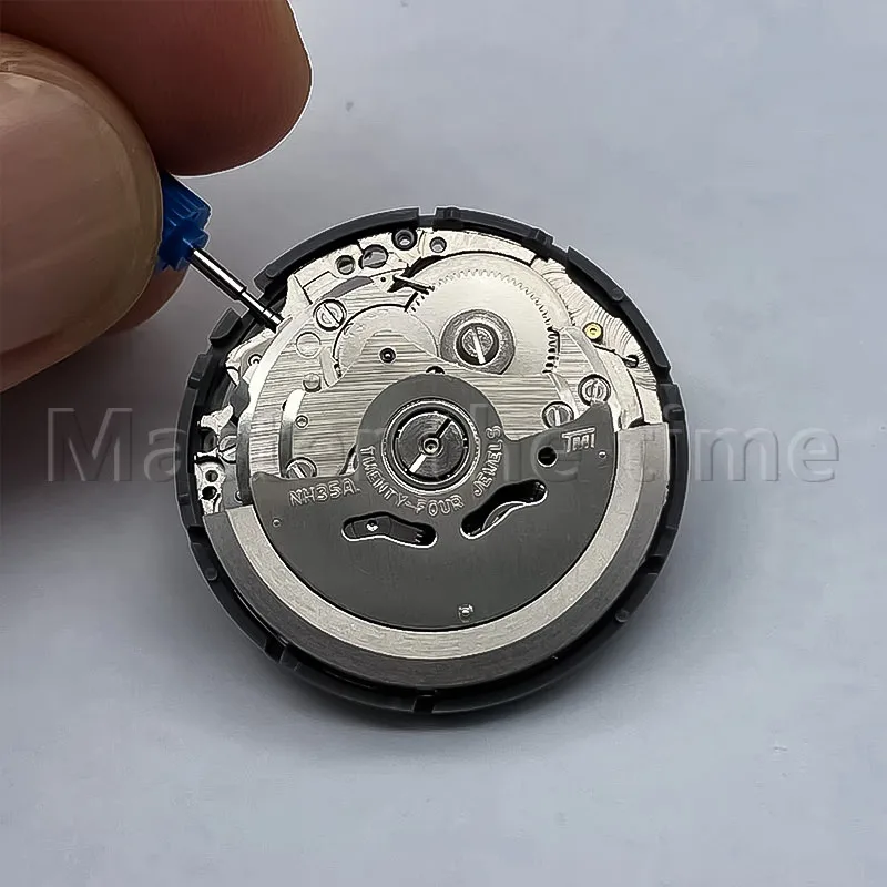 青のデジタル時計,3つの時計の位置,白の背景,時計製造のための時計ムーブメント,nh35