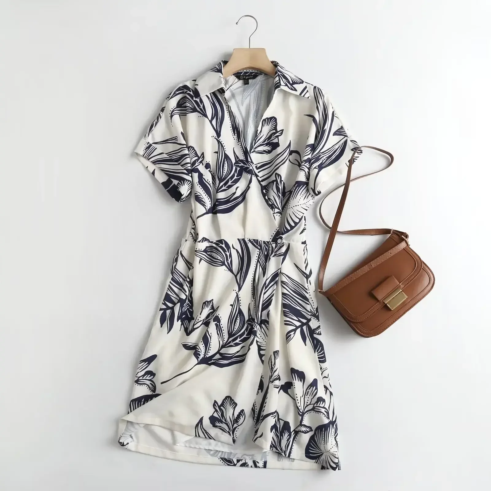 

Women's 2023 Chic, Simple, Stylish and Temperament Shirt-style Design Leaves Printed Dress Retro Women's Dress Mujer