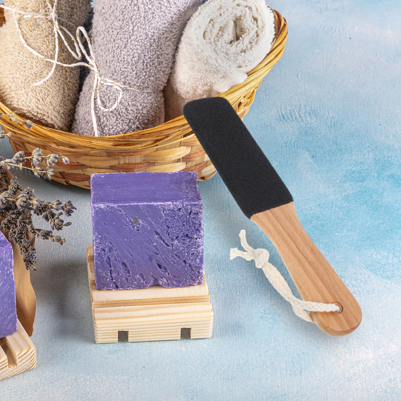 1個入り 角質除去 足用スクレーパー ハンドル付き 人間工学に基づいた滑り止め木製グリップ 両面フットファイル ペディキュアツール 角質除去