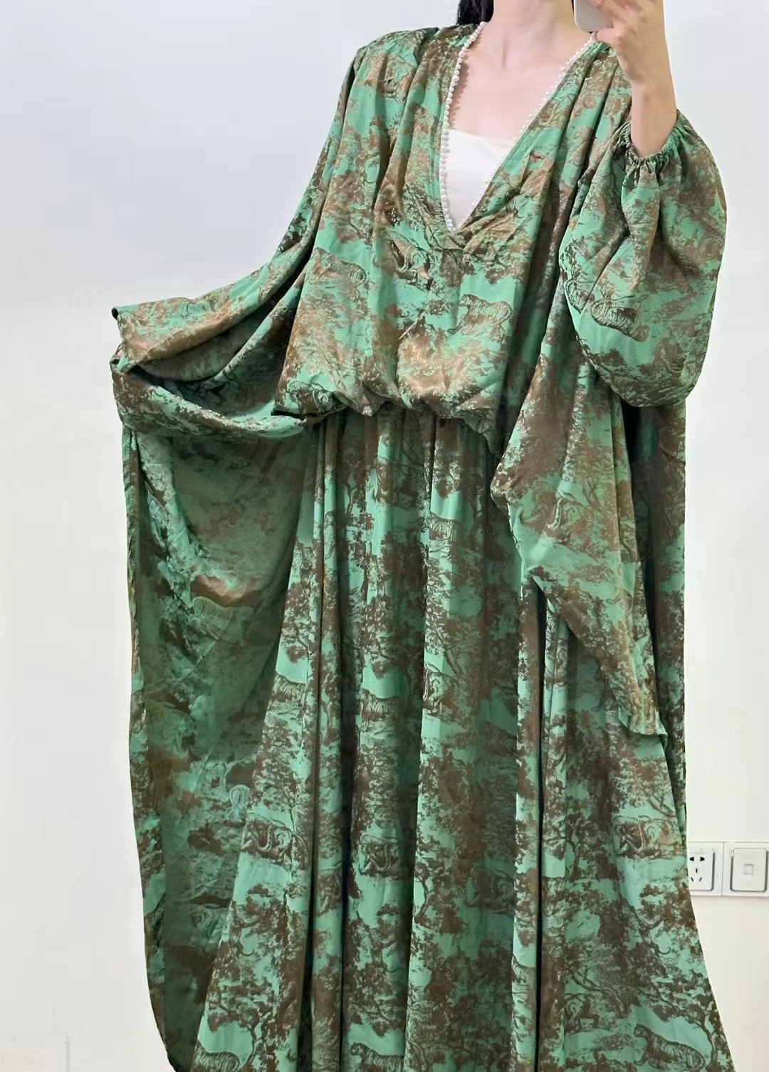 

2025 New Autumn Luxury Long Sleeves Pearls Embellished Long Dress For Women V Neck Beaded Celebrity Summer Party Evening Robe