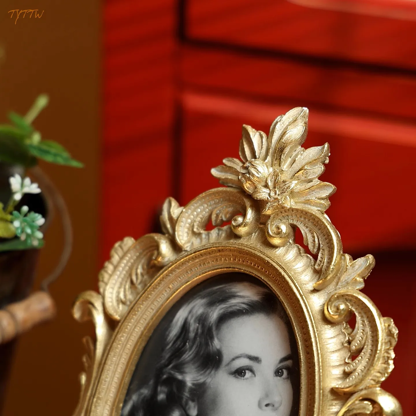 Vintage Resin Photo Frame 4x6 Inch Gold Hand Crafted Flower Ornated Oval Picture Frame With Easel Home Decor Tabletop Display