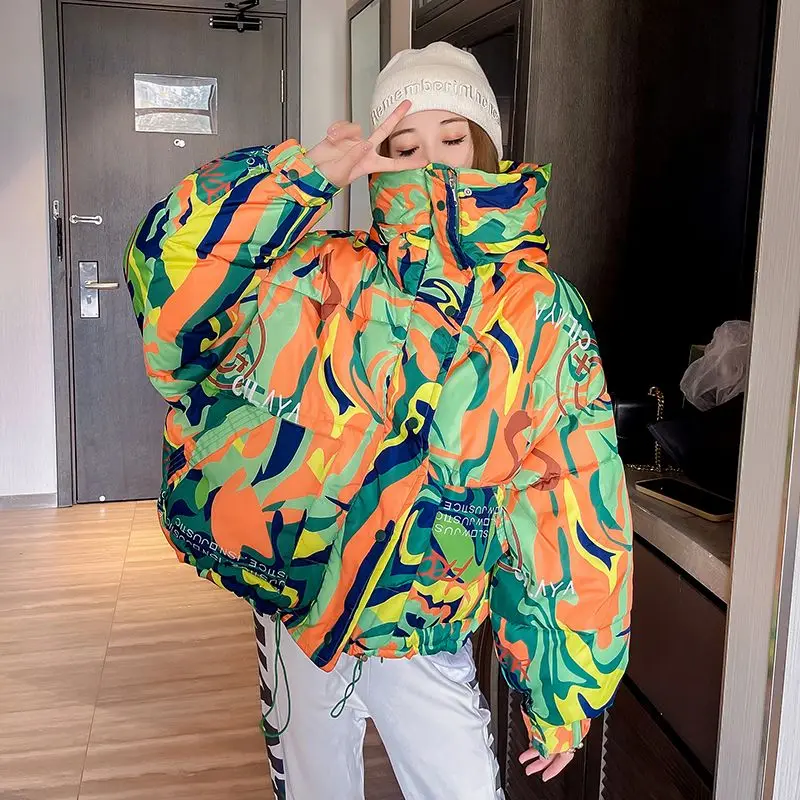 

Зимняя модная темпераментная женская одежда, короткое стеганое пальто, свободный крой с капюшоном, красочная модная куртка-пуховик небольшого размера