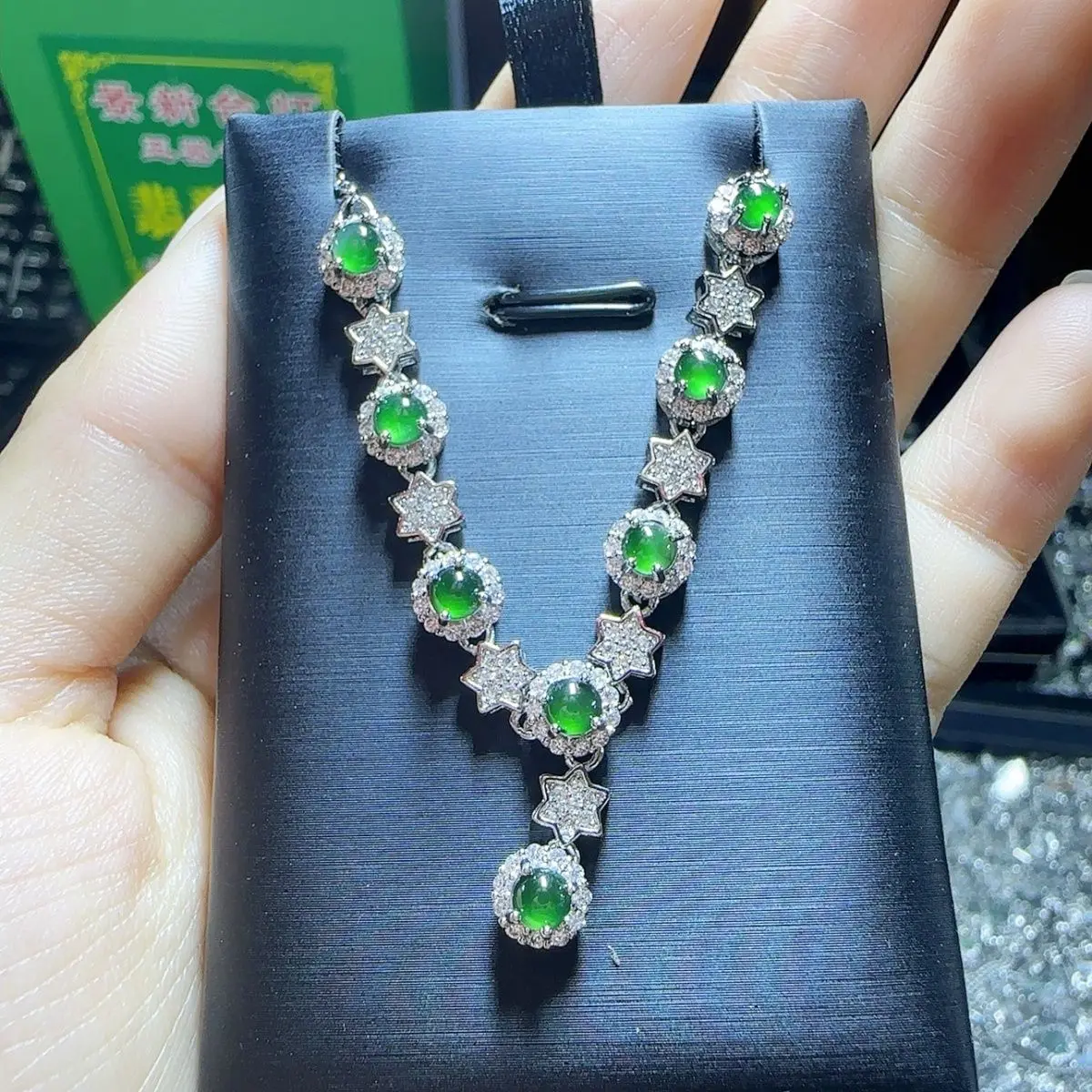 collar-de-cadena-con-colgante-de-jadeita-natural-color-verde-hielo-yang-en-forma-de-espagueti
