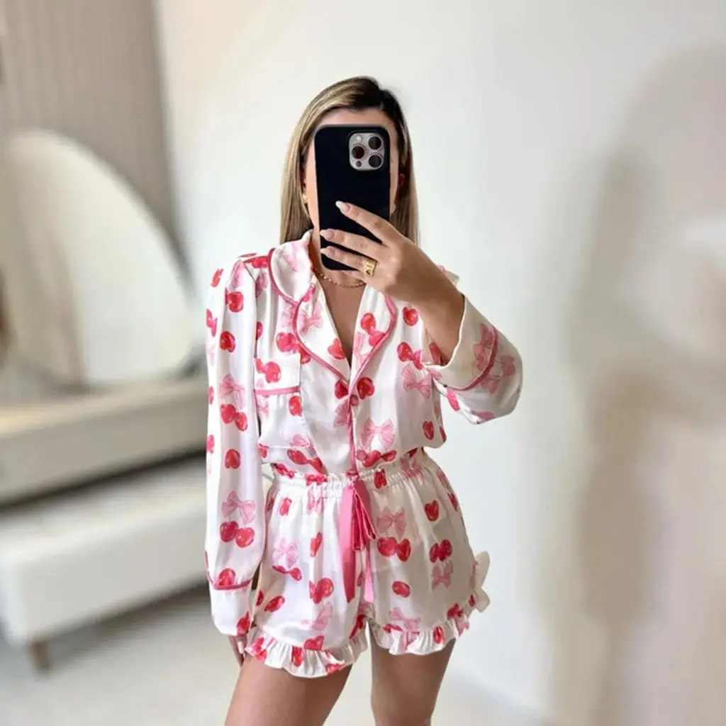 

HEZIOWYUN женский комплект из 2 предметов с бантом и вишневым принтом, атласная домашняя одежда, пижамный комплект, топы с длинными рукавами и карманами с лацканами + шорты с рюшами, одежда для сна