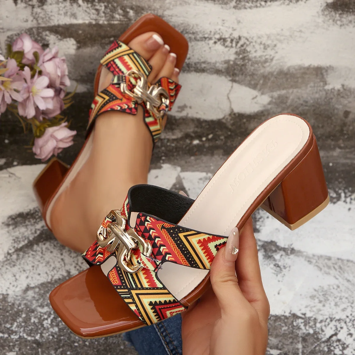 بالإضافة إلى حجم النساء الصنادل عالية الكعب في الهواء الطلق أحذية مصممين مسطحة النساء ‌   صنادل يومية لصيف 2025 بمقدمة مدببة ومزخرفة بالمعدن