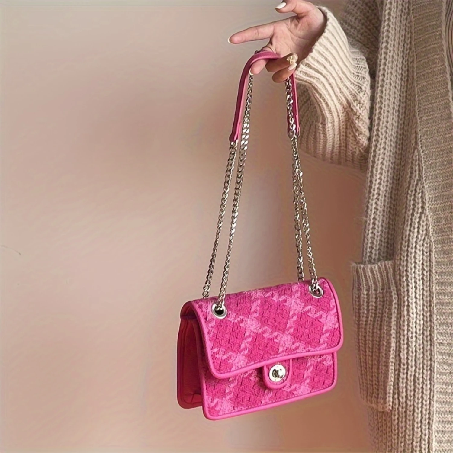 Quilted Crossbody Handbag with Lock Closure and Chain Strap