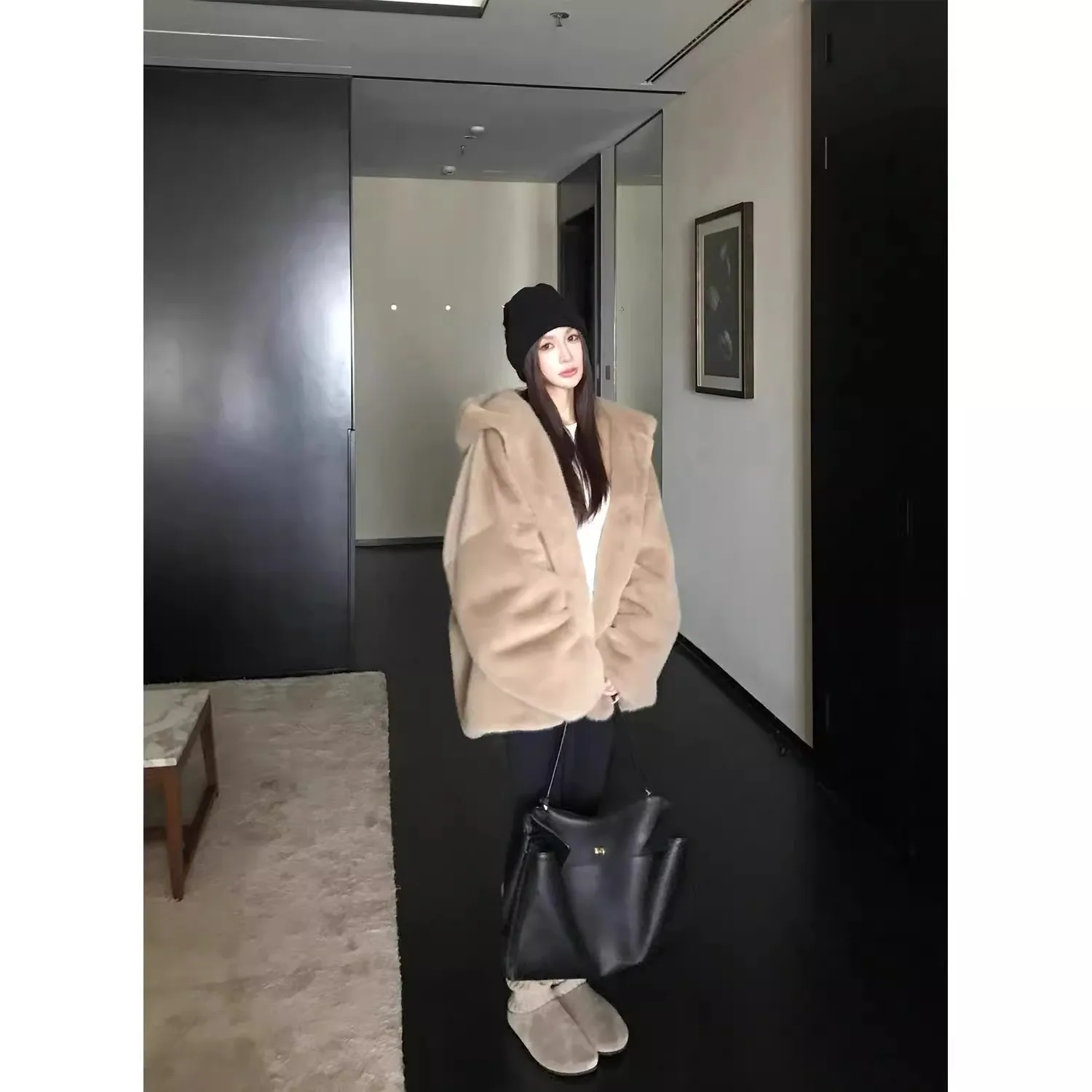 Herbst Winter Neuerscheinung Damen Kapuzen-Kunstpelzjacke Verdickte Lange Plüsch-Lederjacke Lässiger Vielseitiger Polyester-Mantel