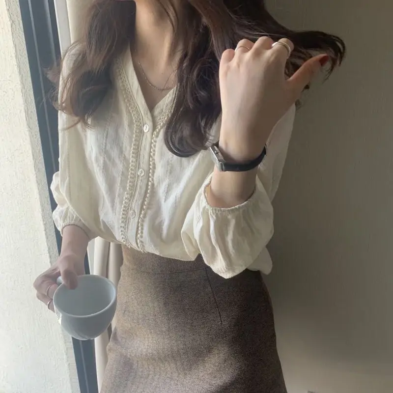 Spring and Autumn Japanese Sweet Girls 2024 Lolita Embroidered Lace Doll Neck Button Long Sleeve Versatile Casual Brassas Mujer