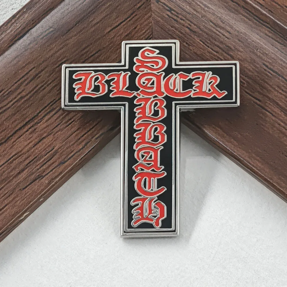 Broche en émail Black Sabbath, groupe de heavy metal rock, croix gothique, insigne de revers à lettres rouges, cadeau pour les fans de musique punk rétro