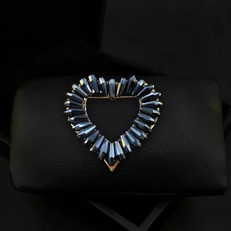 Retro Heart Brooch for Women Sexy Suit Exquisite Red Love Pins Fashion Crystal Jewelry Lapel Buckle Clothing Accessories 1703