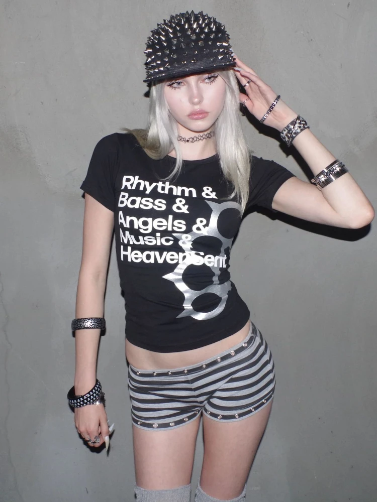 T-shirt de style punk, imprimé de lettres, à la mode, à manches courtes, avec un design évoquant l’esthétique des « garbage aesthetics » et inspiré du style « spice girl », à porter comme veste ou comme haut.