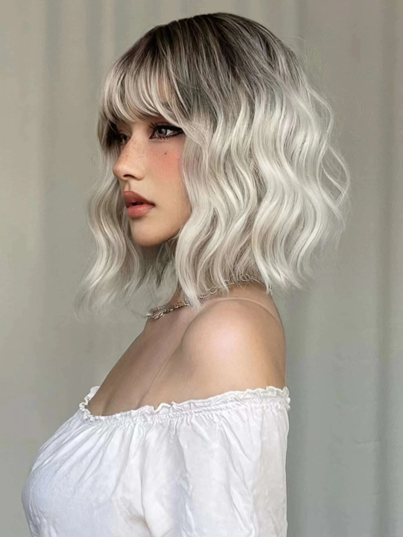 Ombre blond brązowy syntetyczne krótkie falisty peruki z grzywką platynowy Bob Cosplay Halloween Lolita peruki dla kobiet odporne na ciepło