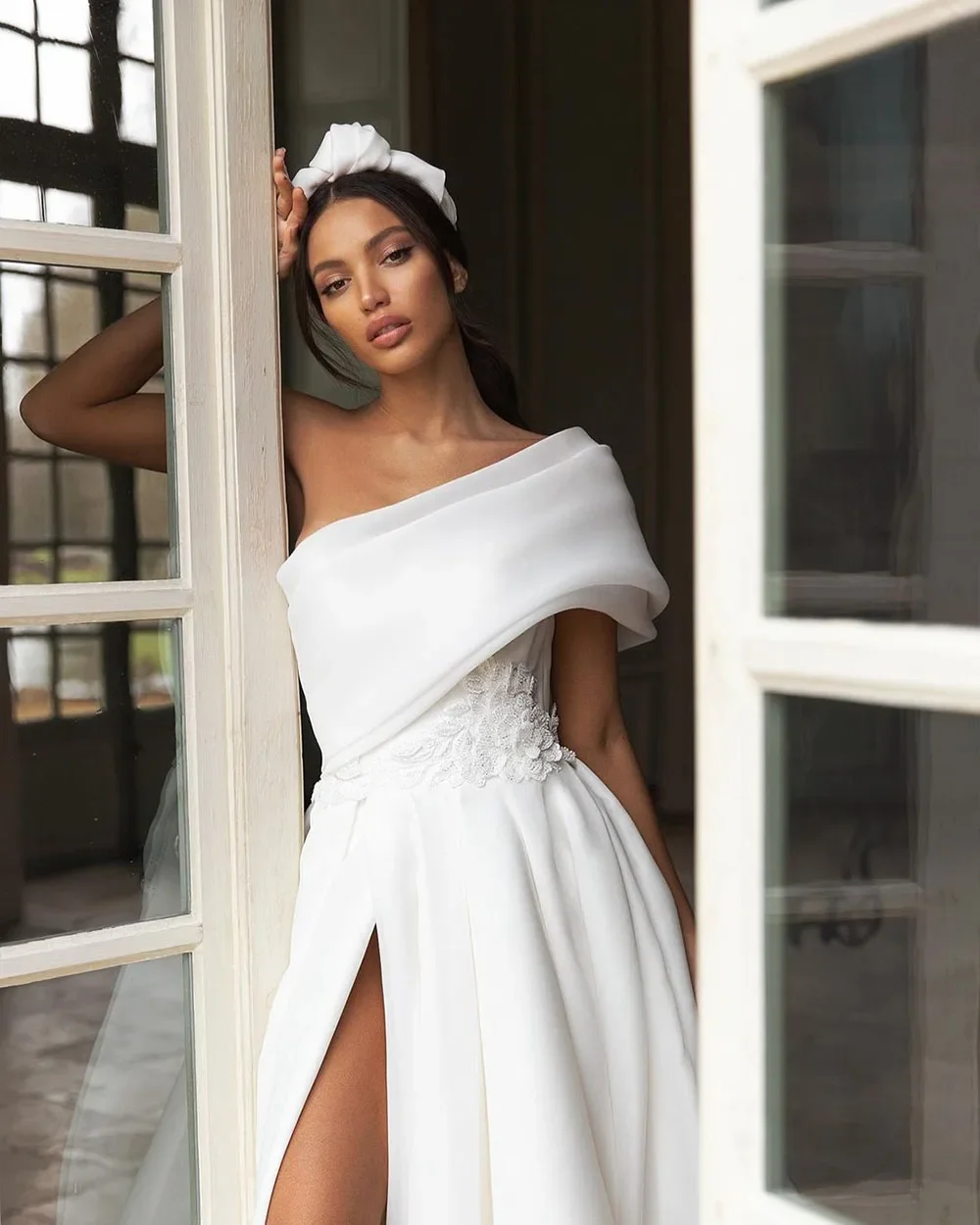 Elegant white Bohemian Slit wedding gown A-line skirt Lace applique single shoulder sleeveless bridal gown with large bow