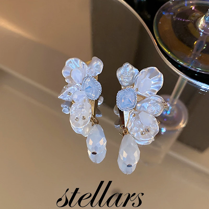 

Vintage Retro silver stud earrings with layered pearl petals, stylish striking fresh and lightly luxurious for women