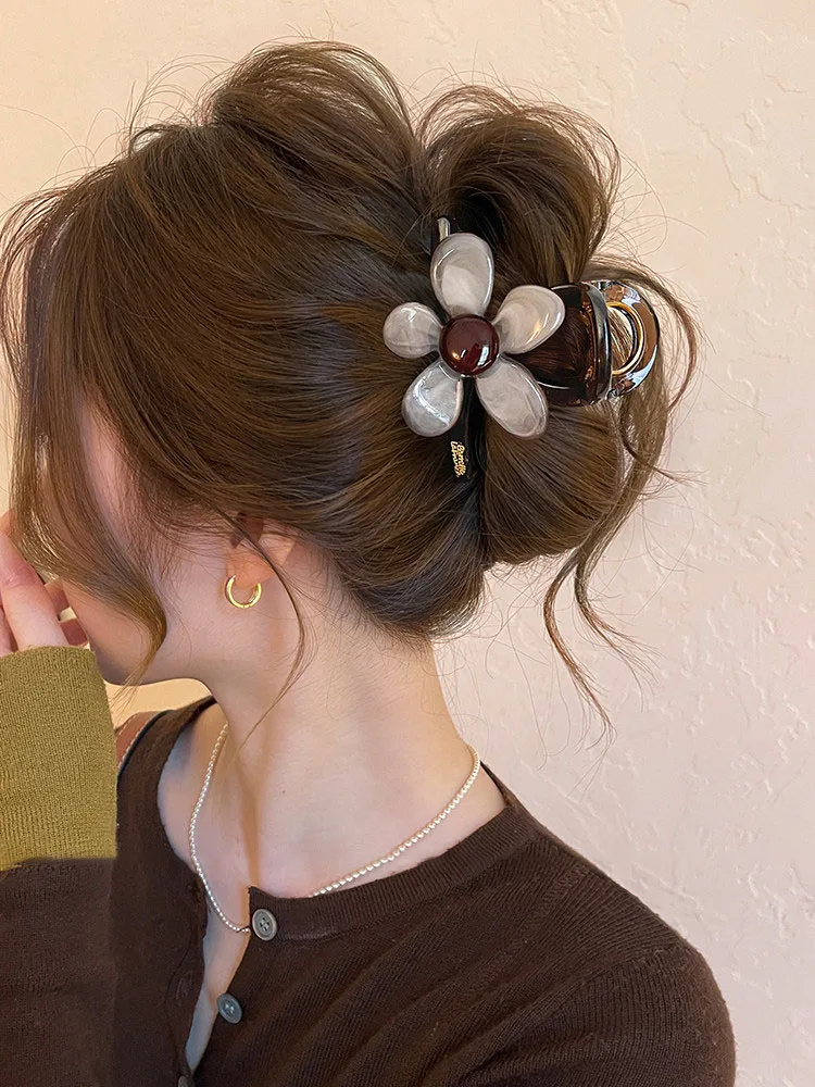 pinza-para-el-cabello-con-diseno-de-flor-color-cafe-marca-gold-label-shark-clamp-elegante-accesorio-para-mujer-ideal-para