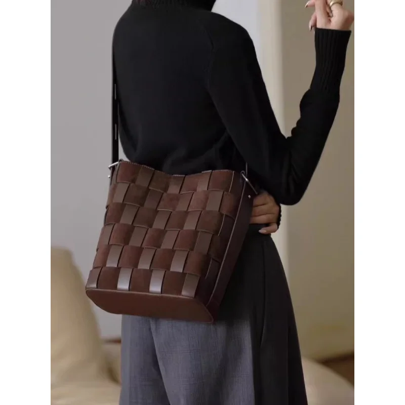 

Высококачественная плетеная сумка-ведро в курортном стиле, женская сумка через плечо 2026 года, новая, большая вместимость, для повседневного использования, из натуральной кожи