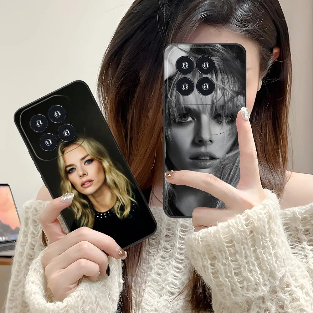 Samara Weaving Mobi…