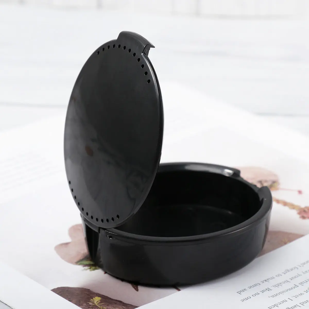 

Футляр для зубных протезов (1 шт.), прочный пластиковый, с защелкой, черный, вентилируемый, для хранения, сохраняет сухость и чистоту, надежно фиксирует капы и ретейнеры, для стоматологических нужд