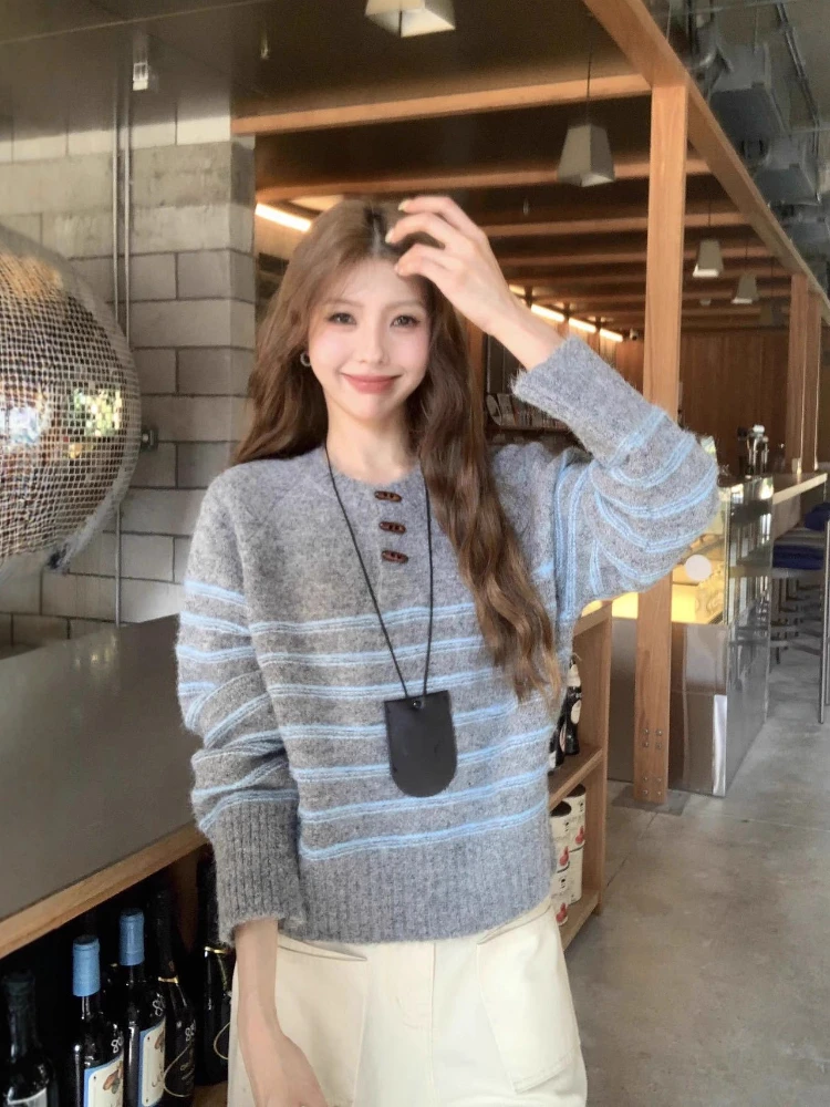 

2025 Корейский стиль, вязаный свитер с роговими пуговицами, женские винтажные вязаные топы в контрастную полоску, мягкая свободная базовая рубашка с круглым вырезом, осенняя блузка