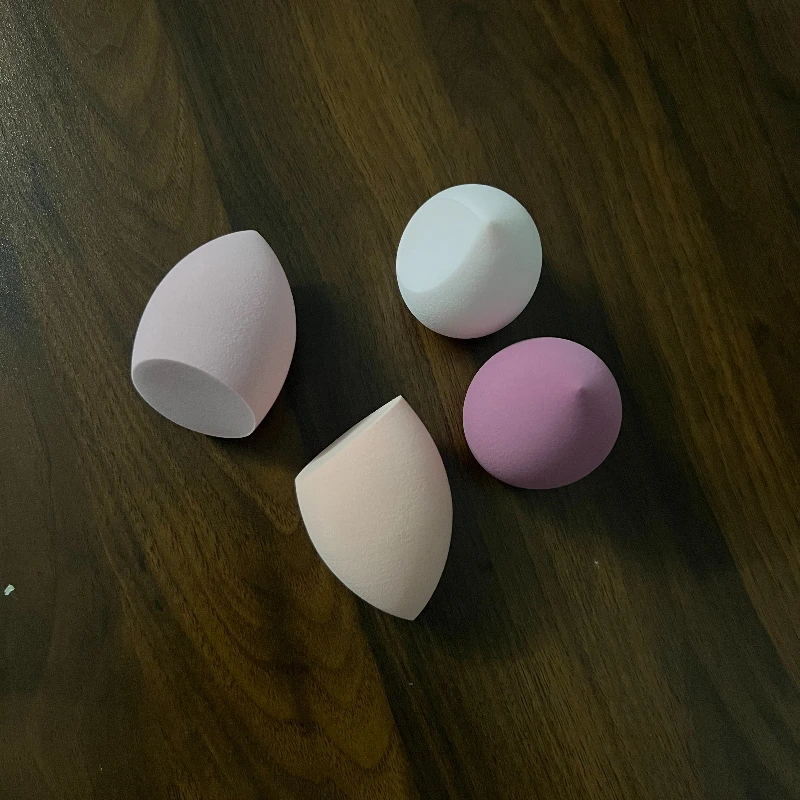 Oeuf de maquillage imbibé dans l'eau pour devenir plus grand et humide. L'éponge d'œuf de maquillage à double usage ne mange pas l'œuf de maquillage pastel