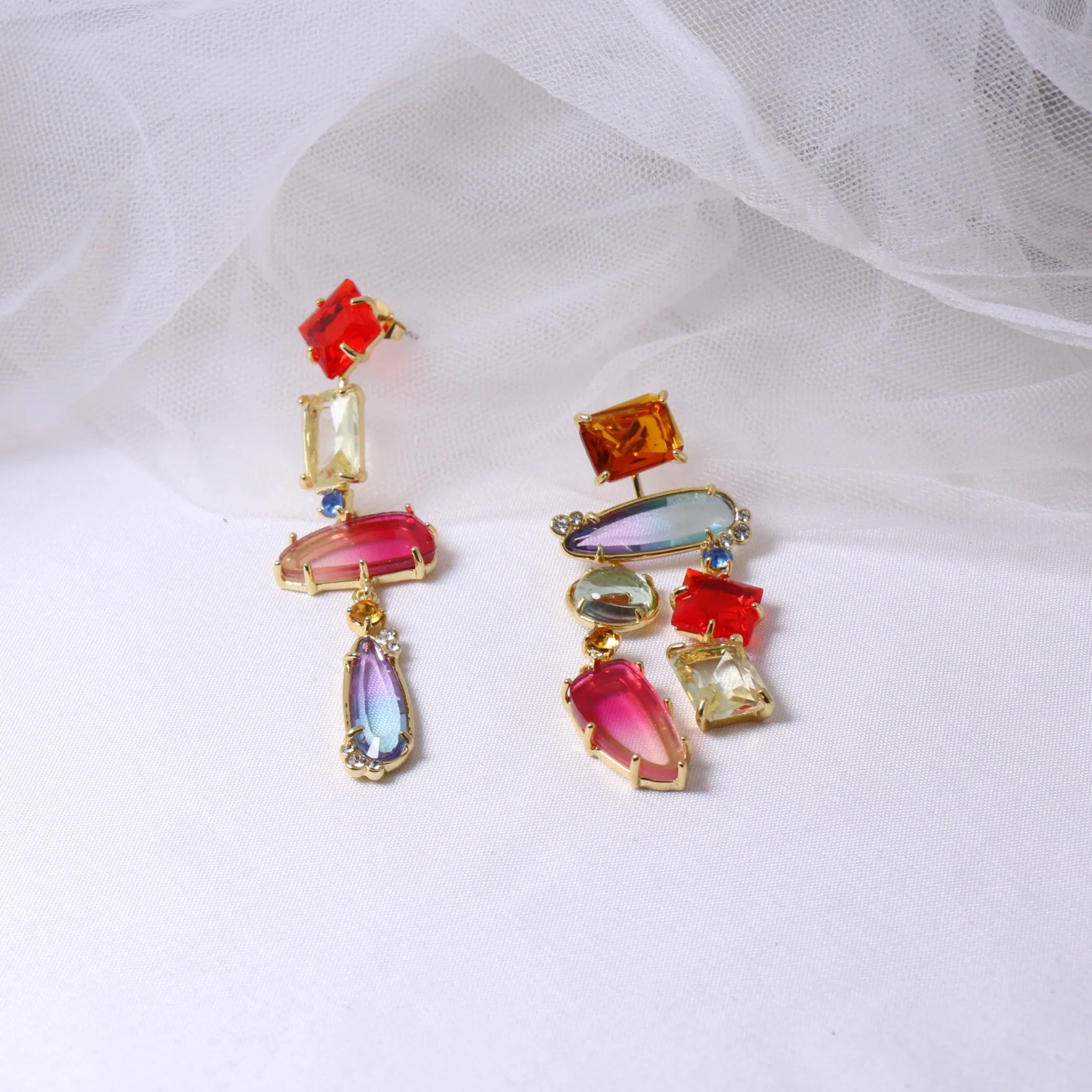 Classics Elegant Asymmetric Gradient Translucent Crystal Drop Earrings for Women Fashion Wedding Jewelry Accessories Gifts