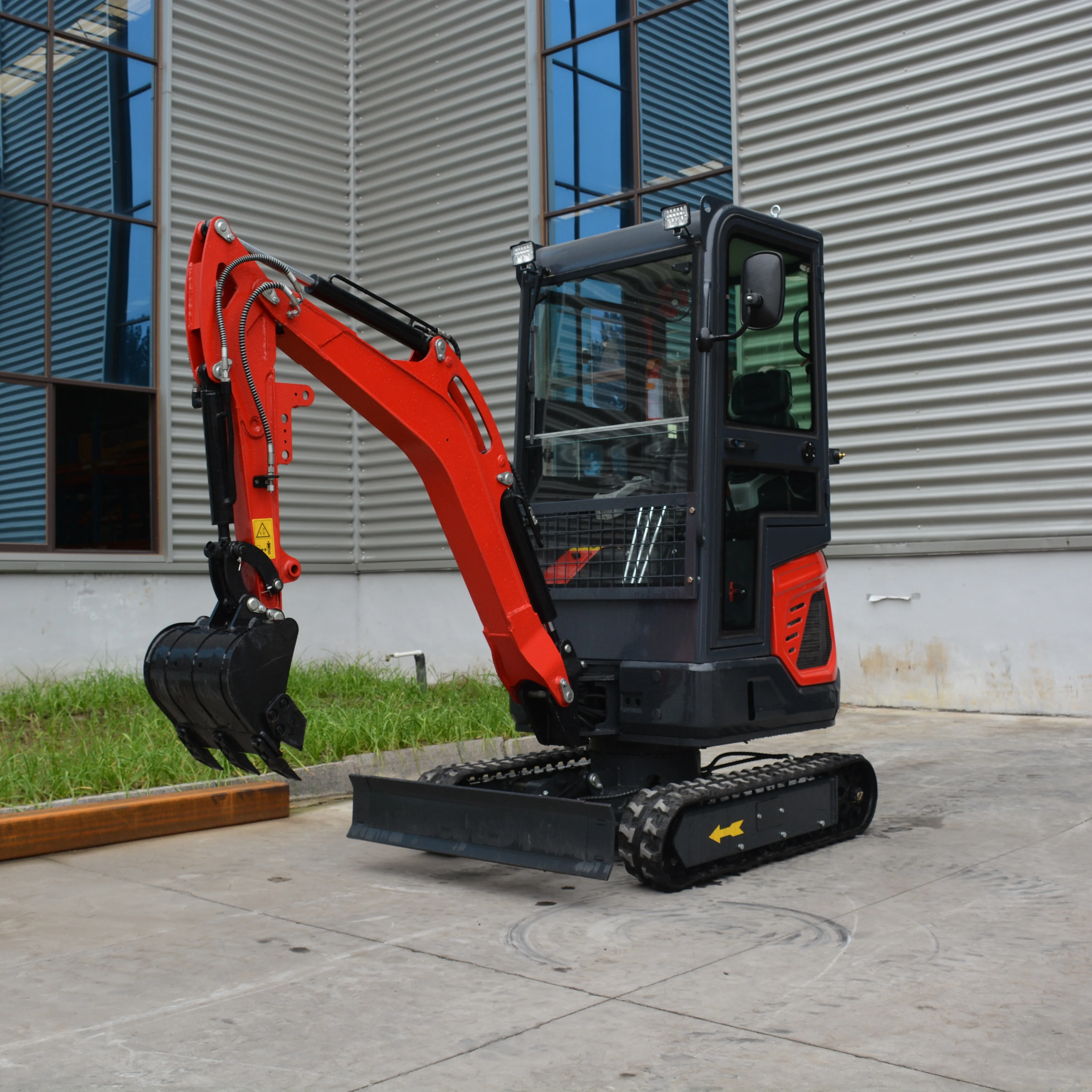 

Компактный небольшой экскаватор 1,8 тонны, подходящий для сельскохозяйственных экскаваторов с резиновыми дорожками