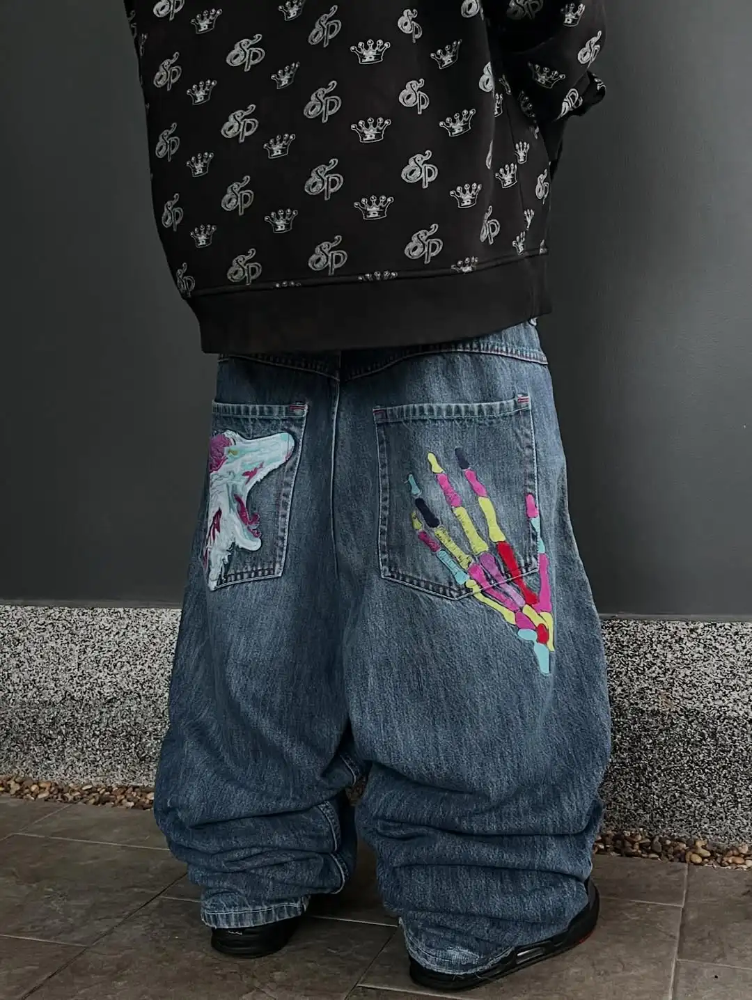 

Мешковатые синие широкие джинсы с карманами и ярким узором, уличный тренд 2024, универсальный стиль, повседневные джинсовые брюки, джинсы с графическим рисунком