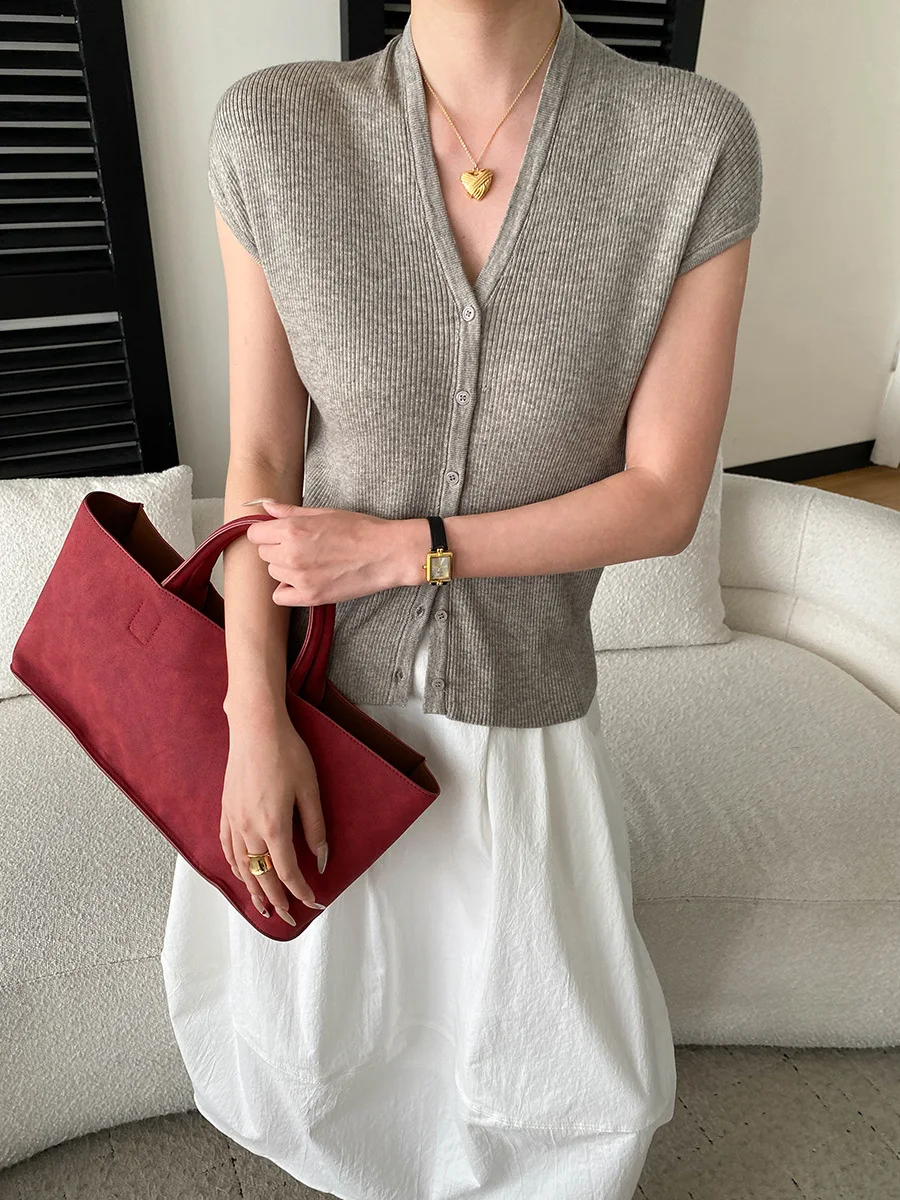 Sommerlicher Damen-Cardigan in unifarbenem, französischem Stil, V-Ausschnitt, figurbetonend, mit Taschen an den Schultern und gestrickten Ärmeln. – Detail 12