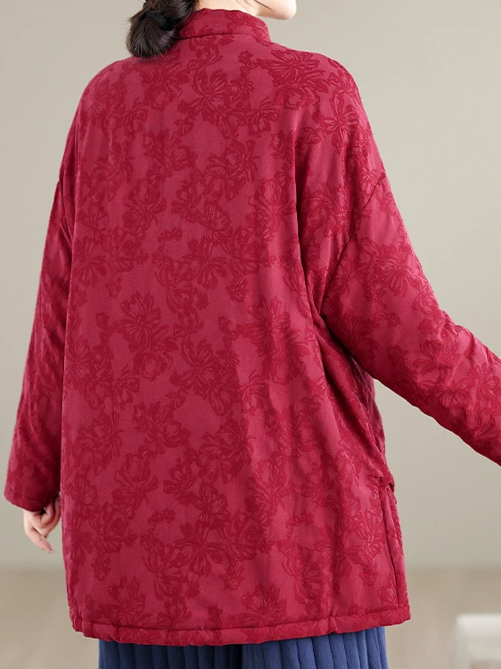 سترة نسائية فضفاضة بنمط صيني قديم من القطن مع تفاصيل الأزرار وتطريز زهور حمراء وياقة عالية مبطنة لفصلي الخريف والشتاء