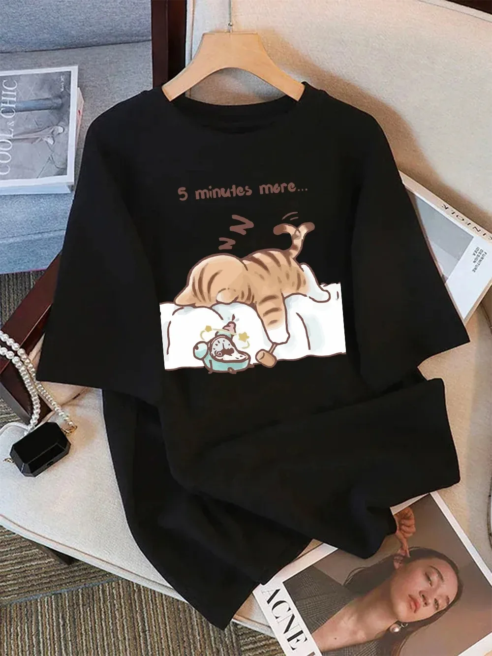 여름에 자고 싶어하는 라운드넥의 고양이 무늬 프린트 티셔츠, 부드럽고 루즈하며 여성에게 패셔너블하다