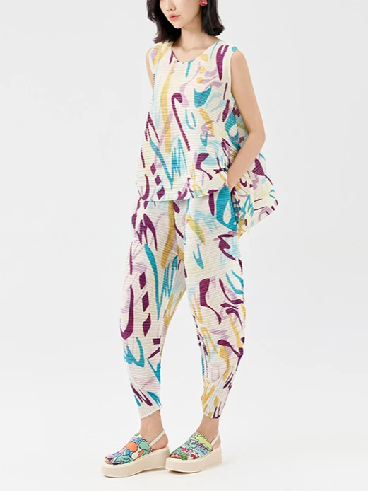 

YUDX Miyake Pleated Women's Set 2025 Early Spring New Fashion Printed Irregular Sleeveless T-Shirt Top + Loose Harlem Pants Set