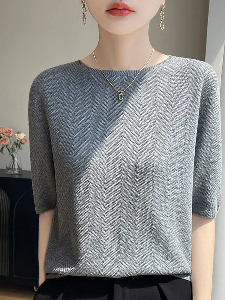 

Женская тонкая трикотажная кофта с эффектом похудения, рукавом три четверти, круглым вырезом, на белой основе, мягкая и удобная, в стиле мокасин.