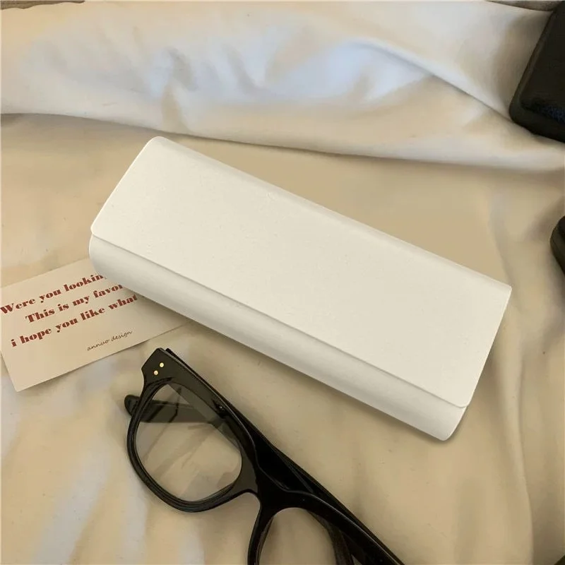 Novo kawaii sanrio olá kitty alto nível de aparência portátil míope óculos de sol caso lente magnética material couro do plutônio