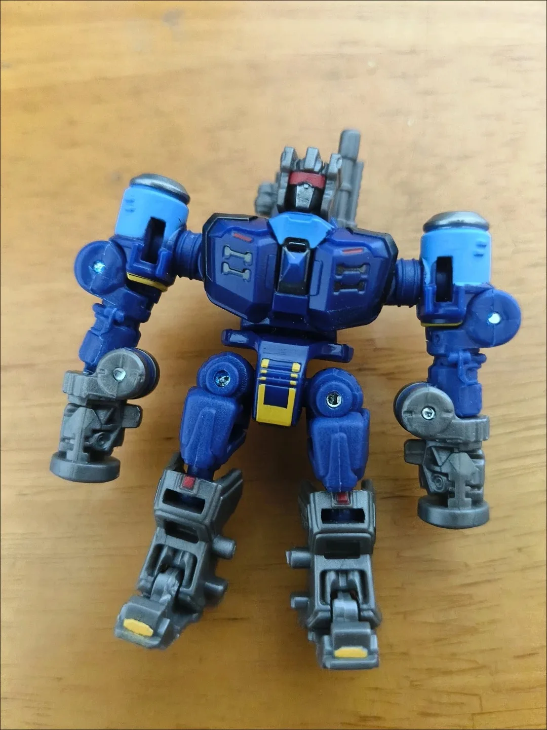 متوفر في المخزون ألعاب هاسبرو المتحولة من سلسلة الاستوديو ديسيبتيكون نماذج الدمدمة مجموعة روبوت شخصيات الحركة مجموعة هدايا الألعاب