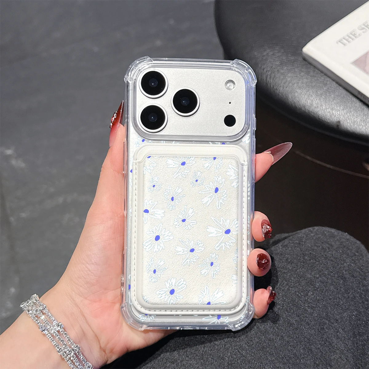 Blaue Gänseblümchen Handyhülle für iPhone 17 16 15 14 13 Pro Max Plus mit Brieftaschenfach, transparent, weiches TPU für magnetische Handyhülle