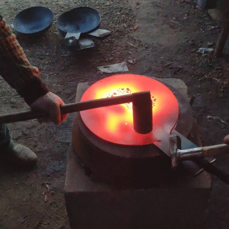 Casting Chinese Traditional Handmade Carbon Steel Forging Wok Pre Seasoned Wrought Iron Cauldron Non-stick Gas Pot