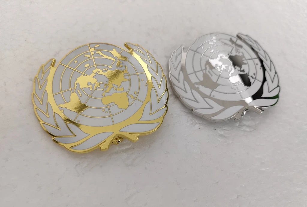 Gold And Silver UN UNITED NATIONS MEDAL BERET CAP METAL BADGE PIN COCKADE #1